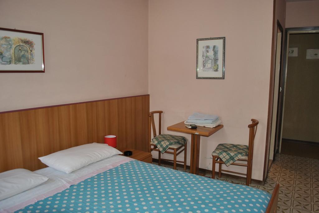 Albergo Alla Rocca Garda  Pokoj fotografie